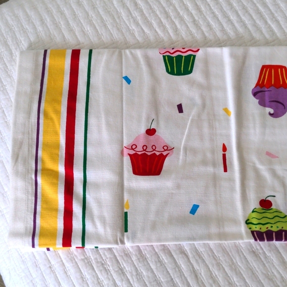 Cupcake Tablecloth - Picture 5 of 6